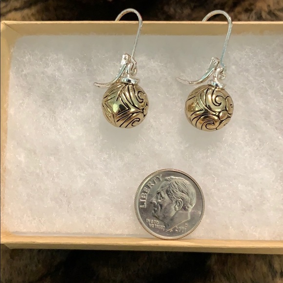 💜💜💜 3/$30 Fashionable lever back earrings! Nice weight #A363 - Picture 5 of 6